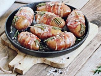Ароматный картофель с беконом и розмарином