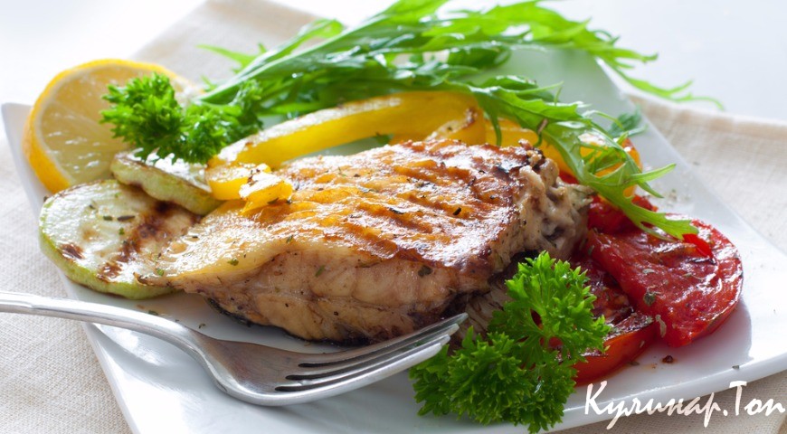 Барбекю из камбалы с овощами