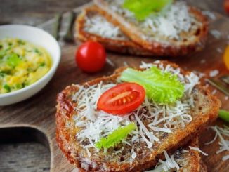 Гренки с помидорами и сыром к завтраку