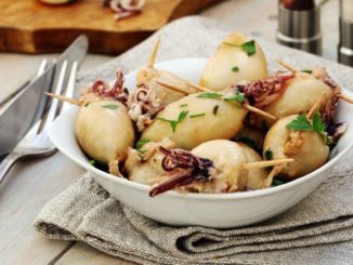 Кальмары, фаршированные анчоусами