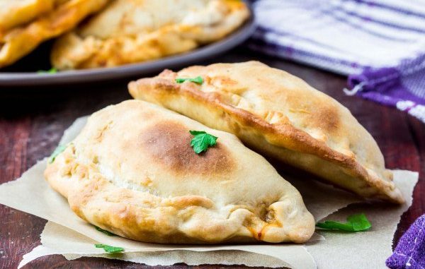 Кальцоне с ветчиной и сыром Кальцоне с ветчиной и сыром