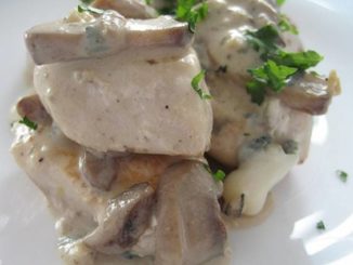 Куриная грудка в соусе с грибами