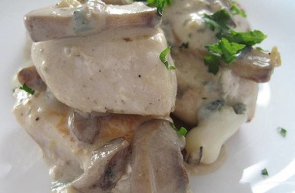 Куриная грудка в соусе с грибами Куриная грудка в соусе с грибами
