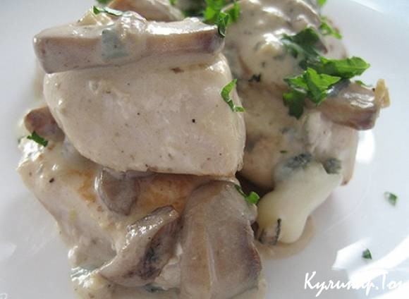 Куриная грудка в соусе с грибами
