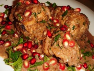 Курица под ореховым соусом с гранатовым соком