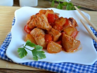 Курица в кисло-сладком соусе с ананасами