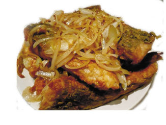 Морской карп с луком