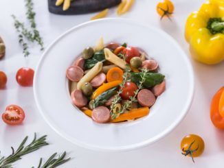 Паста с сосисками и овощами