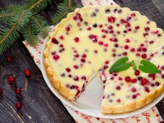 Пирог с клюквой и сметаной