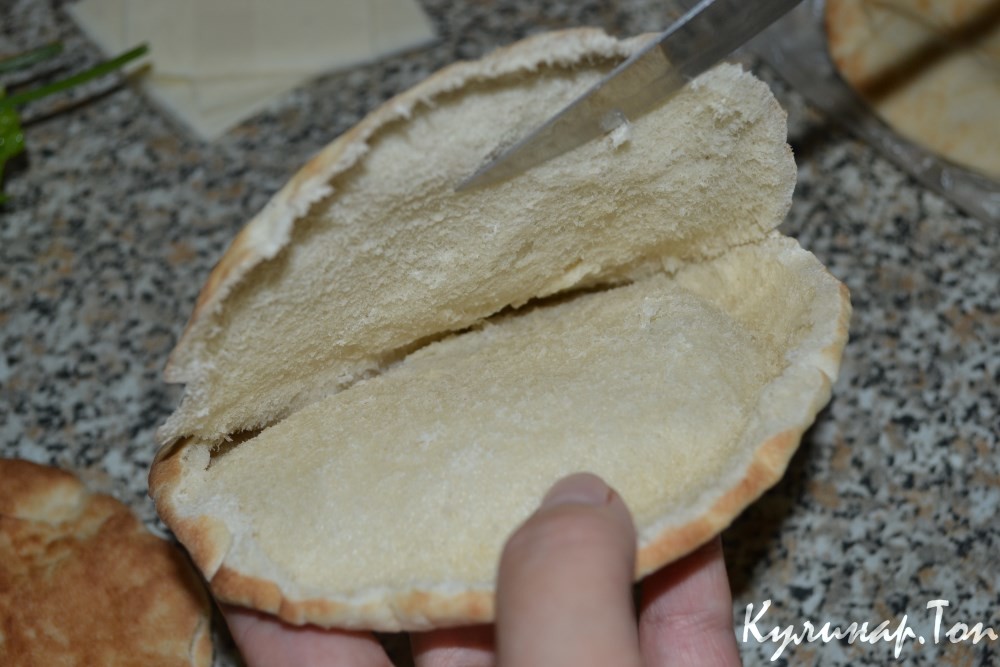 Пита с курицей и помидорами