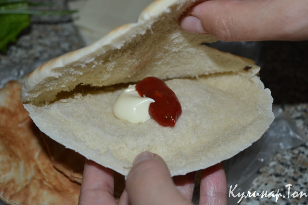 Пита с курицей и помидорами