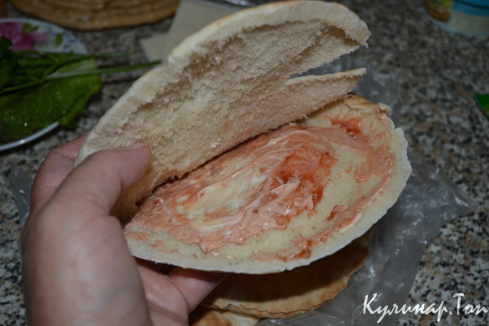 Пита с курицей и помидорами