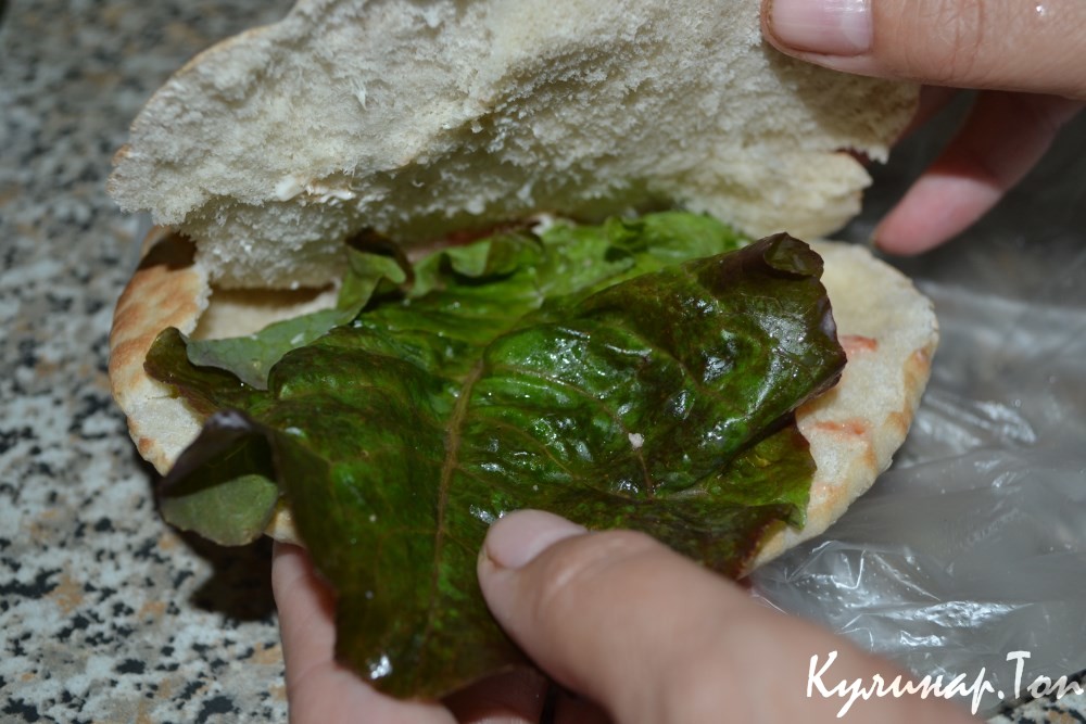 Пита с курицей и помидорами