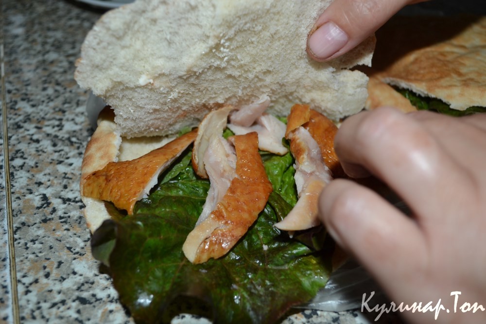 Пита с курицей и помидорами