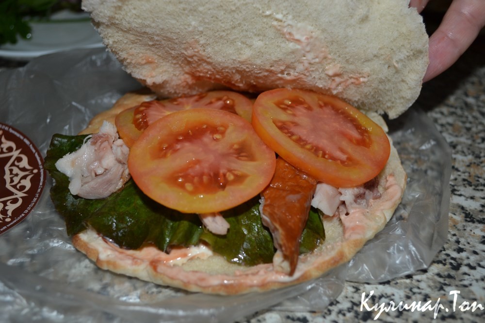 Пита с курицей и помидорами