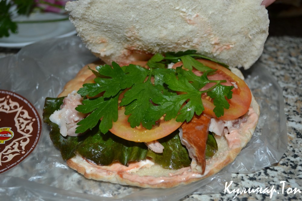 Пита с курицей и помидорами