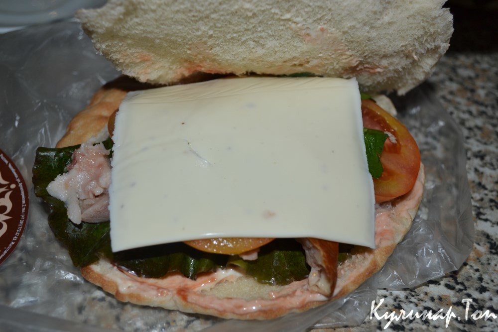 Пита с курицей и помидорами