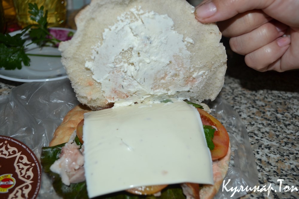 Пита с курицей и помидорами