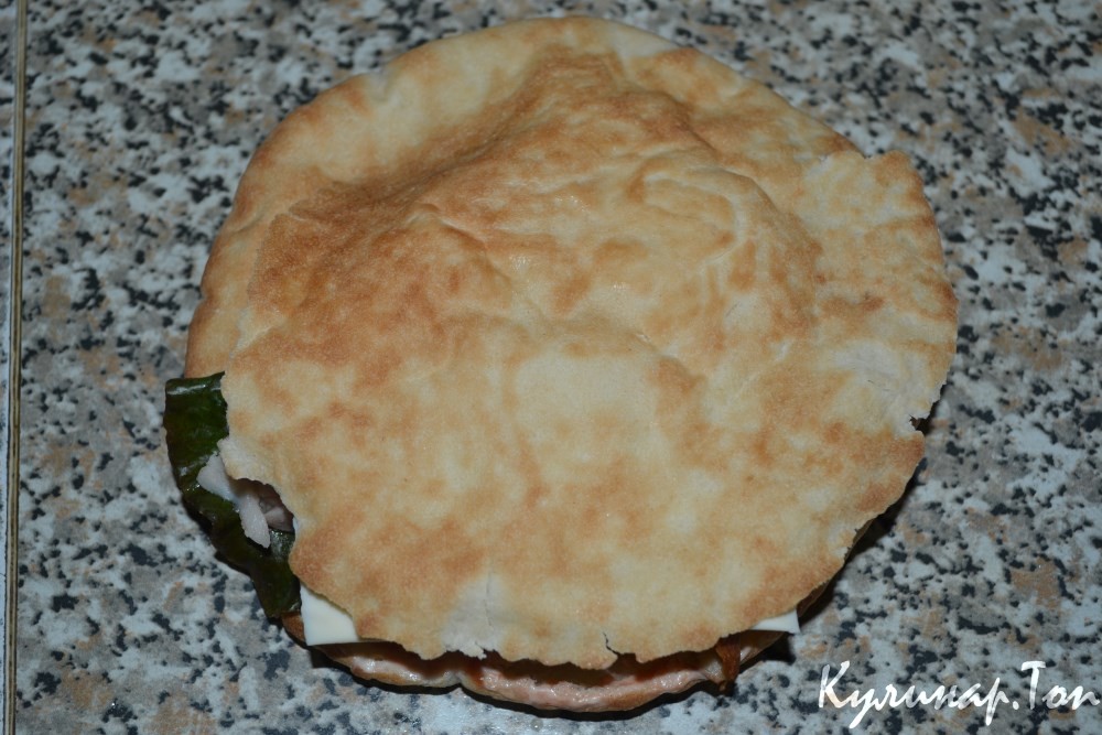 Пита с курицей и помидорами