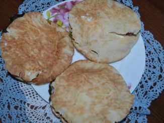 Пита с курицей и помидорами