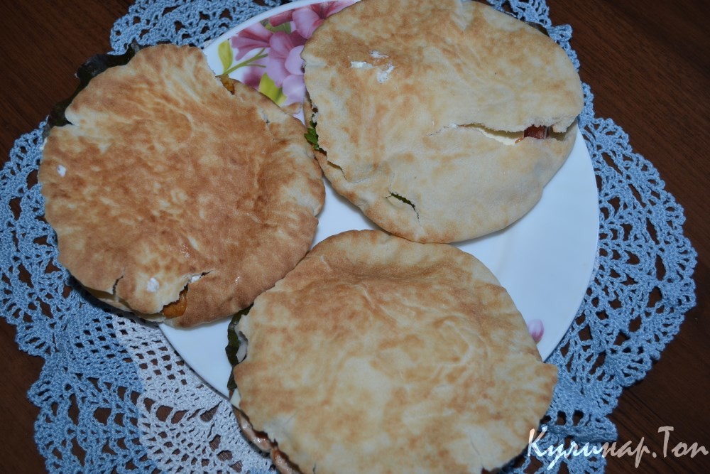 Пита с курицей и помидорами