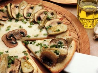Пицца с грибами и яйцом под сметаной