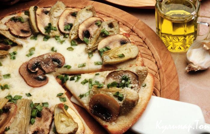 Пицца с грибами и яйцом под сметаной