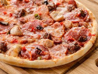 Пицца с обжаренным мясом в подливе