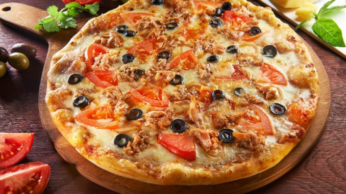 Пицца с тунцом и помидорами Пицца с тунцом и помидорами