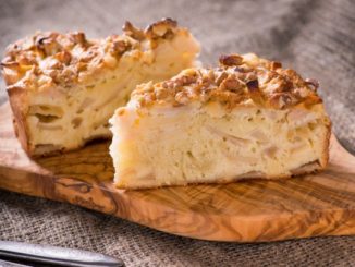 Шарлотка с орехами