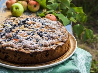 Шарлотка с яблоками и черникой