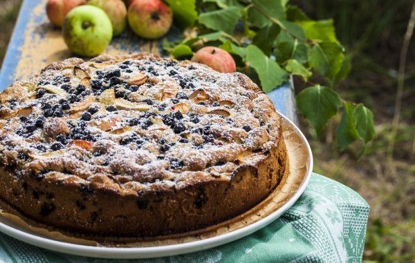 Шарлотка с яблоками и черникой Шарлотка с яблоками и черникой