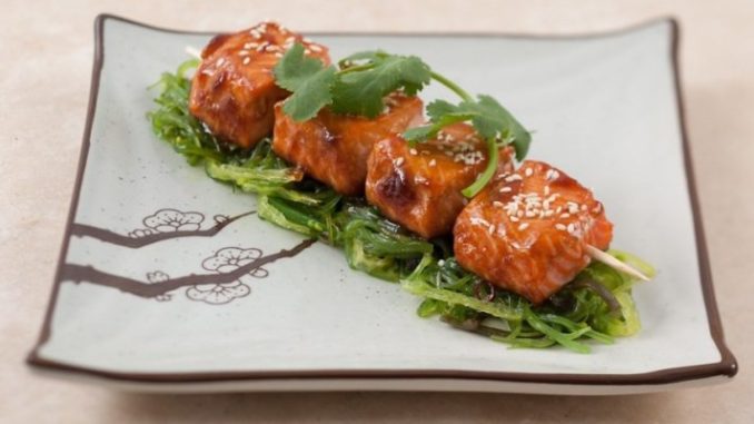 Шашлык из форели в луковом маринаде Шашлык из форели в луковом маринаде