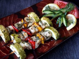 Шашлык из речной рыбы с овощами