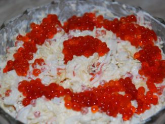 Салат из крабов с красной икрой
