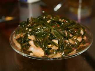Салат из морской капусты с отварной рыбой