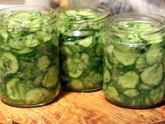 Салат из огурцов с чесноком и черным перцем