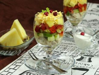 Салат-коктейль из курицы с ананасами