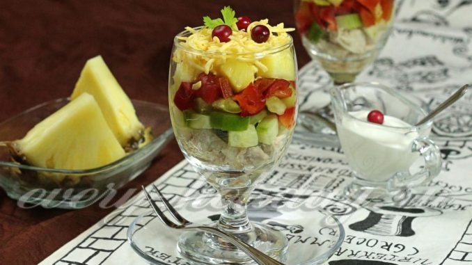 Салат-коктейль из курицы с ананасами Салат-коктейль из курицы с ананасами