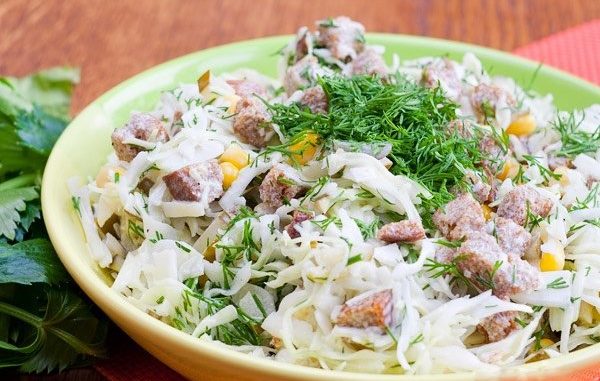 Салат с сухариками и солеными огурцами Салат с сухариками и солеными огурцами