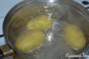 Салат с яйцом, тунцом и огурцом