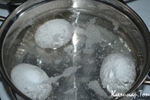 Салат с яйцом, тунцом и огурцом