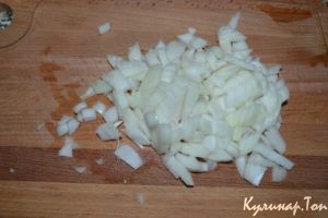 Салат с яйцом, тунцом и огурцом