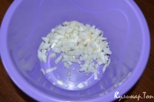 Салат с яйцом, тунцом и огурцом
