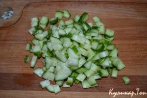 Салат с яйцом, тунцом и огурцом