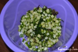 Салат с яйцом, тунцом и огурцом