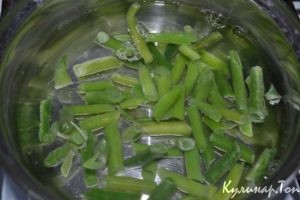 Салат с яйцом, тунцом и огурцом