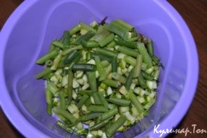 Салат с яйцом, тунцом и огурцом