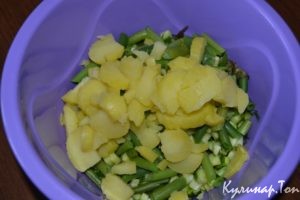 Салат с яйцом, тунцом и огурцом