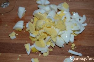 Салат с яйцом, тунцом и огурцом